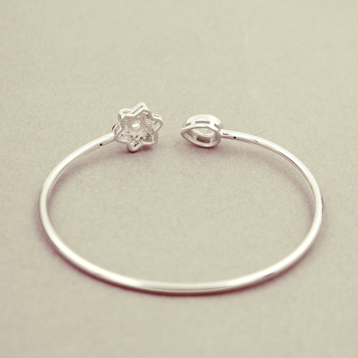 Studded Star Flower With Stone Mountain Deu Kada Bracelet