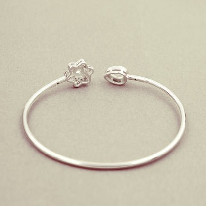 Studded Star Flower With Stone Mountain Deu Kada Bracelet